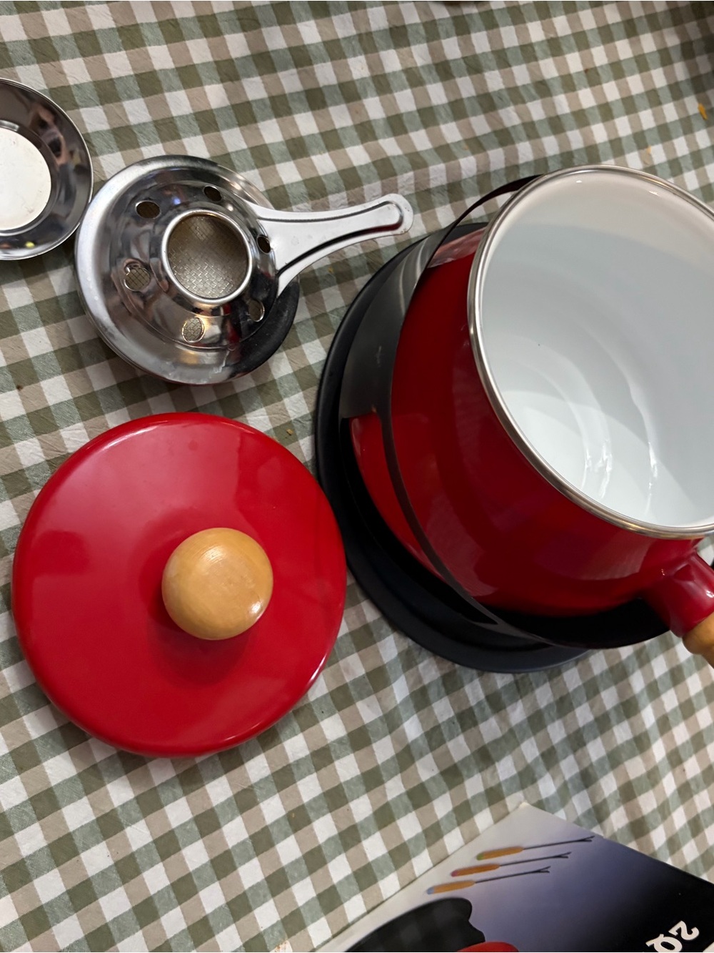 Red Fondue Set with Wooden Handles - 2QT - Picture 5 of 16